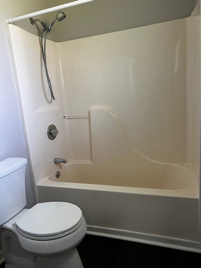 Building Photo - Maryville 37803 - 3 bedroom, 2 bath home -...