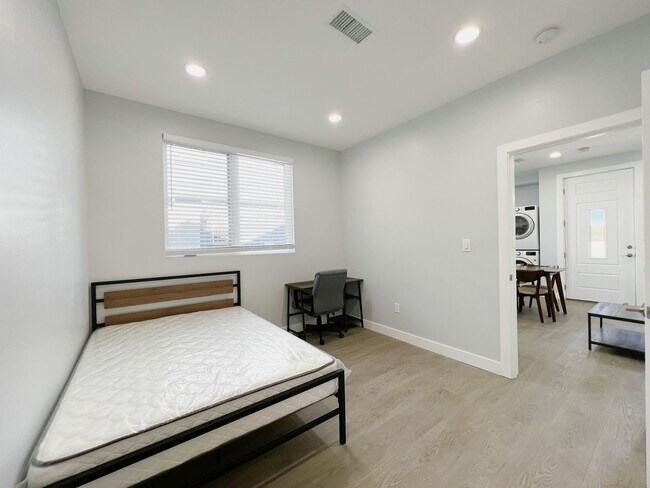 Building Photo - 2641 S Budlong Ave