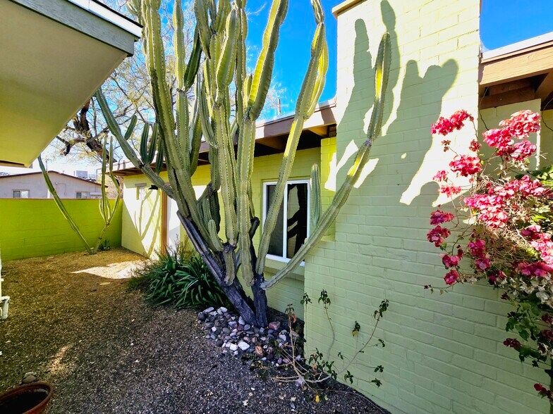 Building Photo - 619 N Jerrie Ave