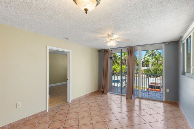 Building Photo - 2 Bedroom 2 bathroom condo available!