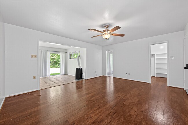 Building Photo - 1701 Mistletoe Ln