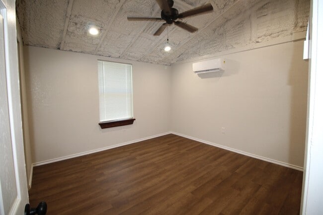 Building Photo - 213 N Waldrip St