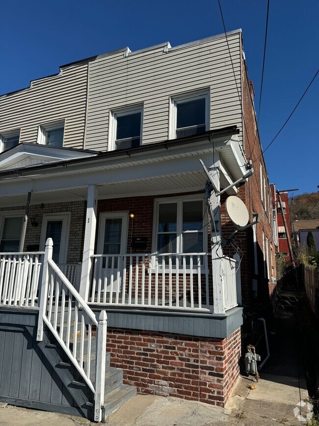 Building Photo - THREE BEDROOM End of ROW near Casino and L...