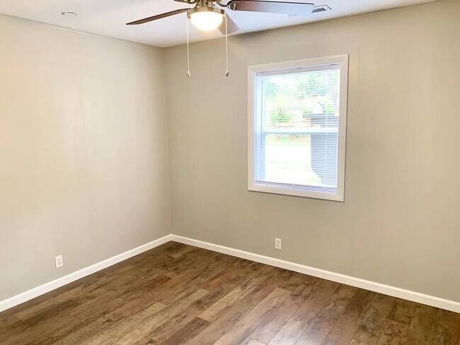 Building Photo - 115 Rader St