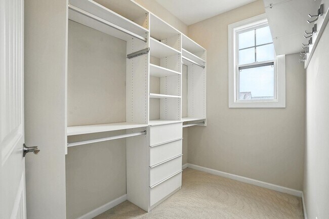 Building Photo - ABSOLUTELY GEORGOUS 2 STORY TOWNHOUSE IN CARY