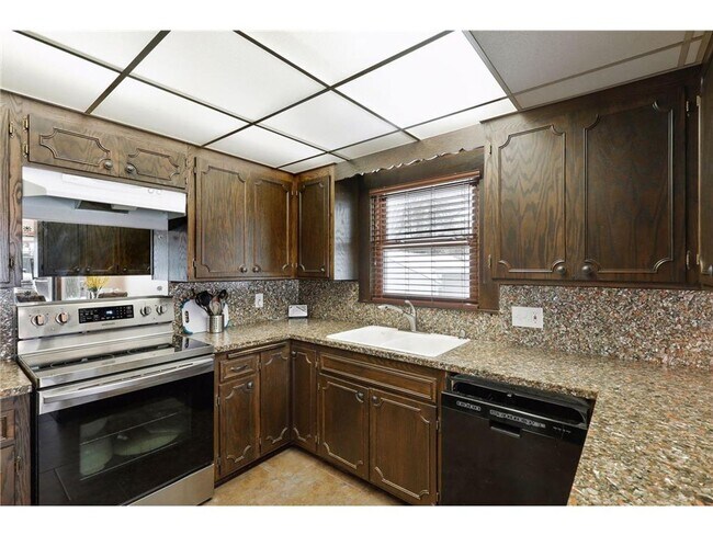 Building Photo - SINGLE FAMILY HOME! 3 CAR GARAGE BLOCKS FROM CAMDEN + NORTHEAST MPLS!