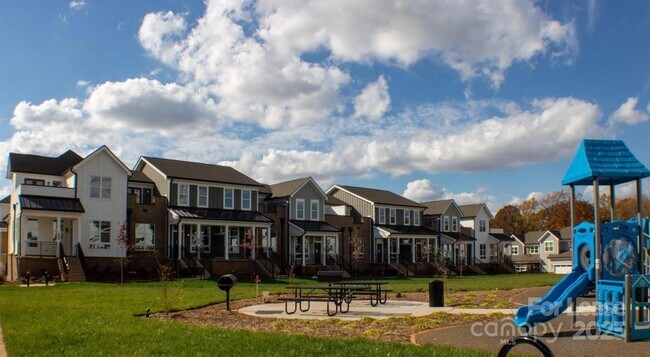 Building Photo - 17014 Fairmount Way