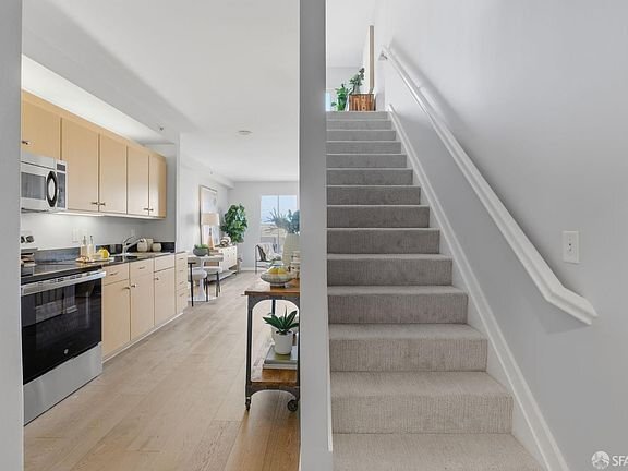 Building Photo - 140 S Van Ness Ave