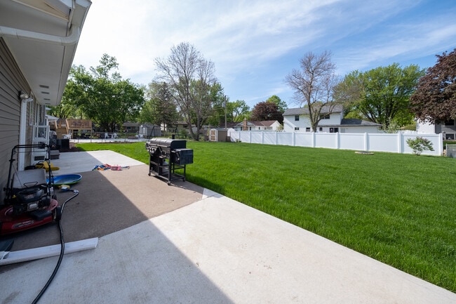 Building Photo - 257 Elm Dr