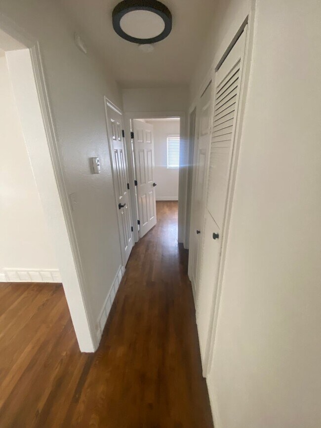 Building Photo - Spacious 2 Bedroom, 1 Bathroom Duplex with...