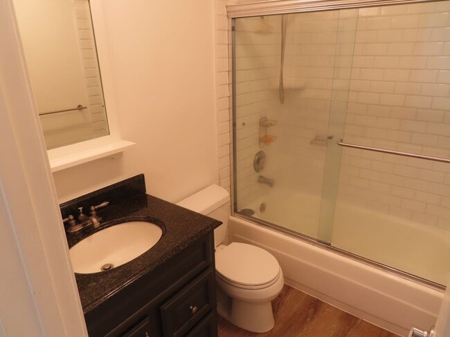 Building Photo - Perfectly located 2 bed, 2 bath condo in San Diego's Bay Ho area