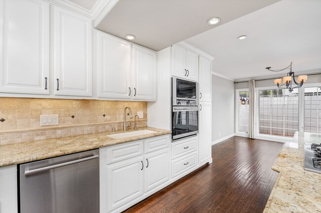 Building Photo - Upgraded 3 bed 2.5 bath Townhome in Newpor...
