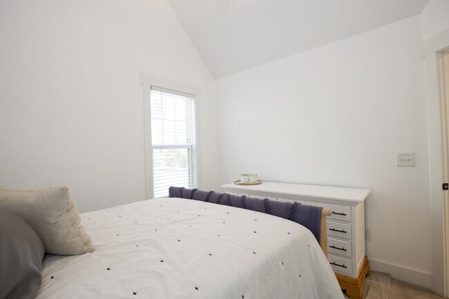 Building Photo - Charming Cottage in DOWNTOWN Southern Pines