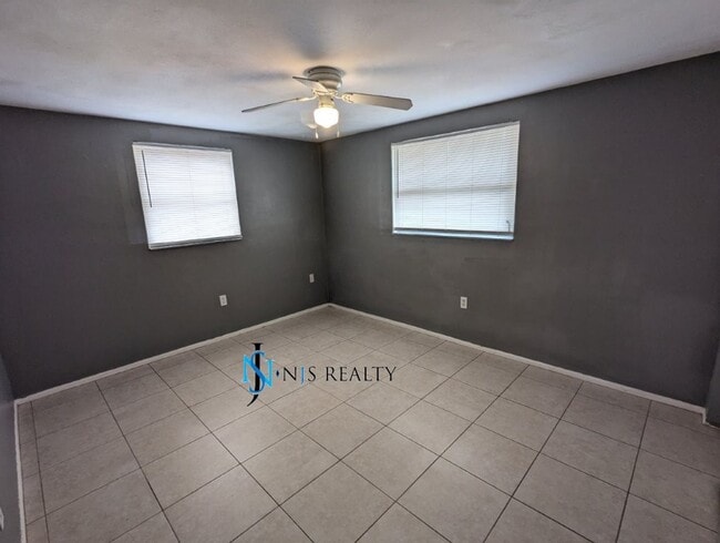 Building Photo - Large 1270 Sq. Ft. 3/2/1 tile floors, walk-in-closet, indoor laundry, fenced yard and spacious ki...
