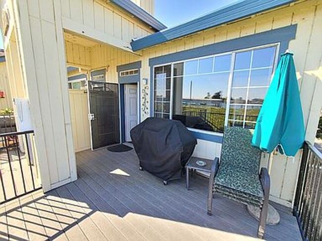 Building Photo - Fabulous Waterfront Condo with Private Boa...