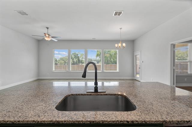 Building Photo - 1440 Lakeview Dr