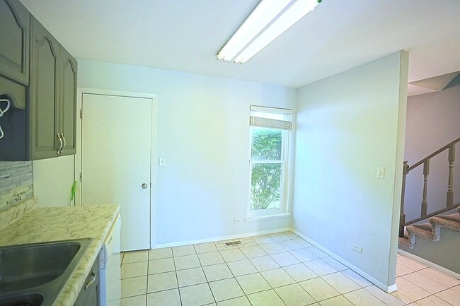 Building Photo - 2684 Waterford Ct