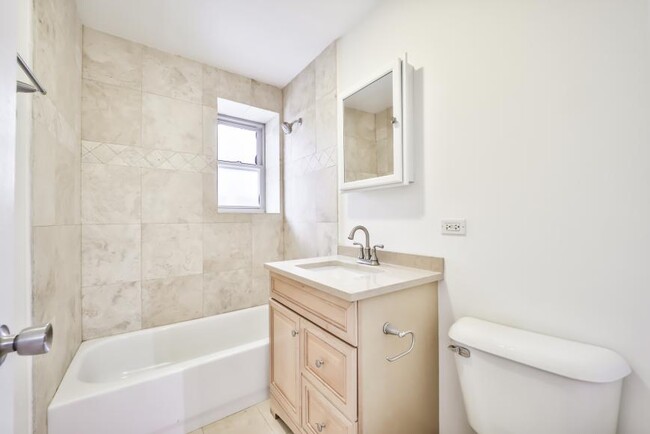 Building Photo - 3 bedroom in Chicago IL 60613