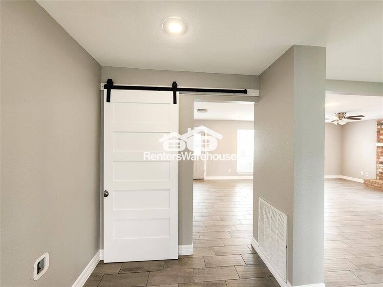 Building Photo - 2110 Hilton Head Dr