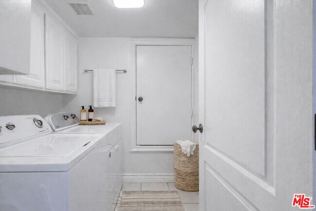 Building Photo - 353 S Reeves Dr