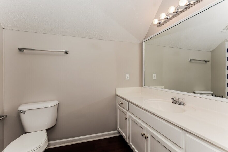 Building Photo - 1818 Pennington Dr