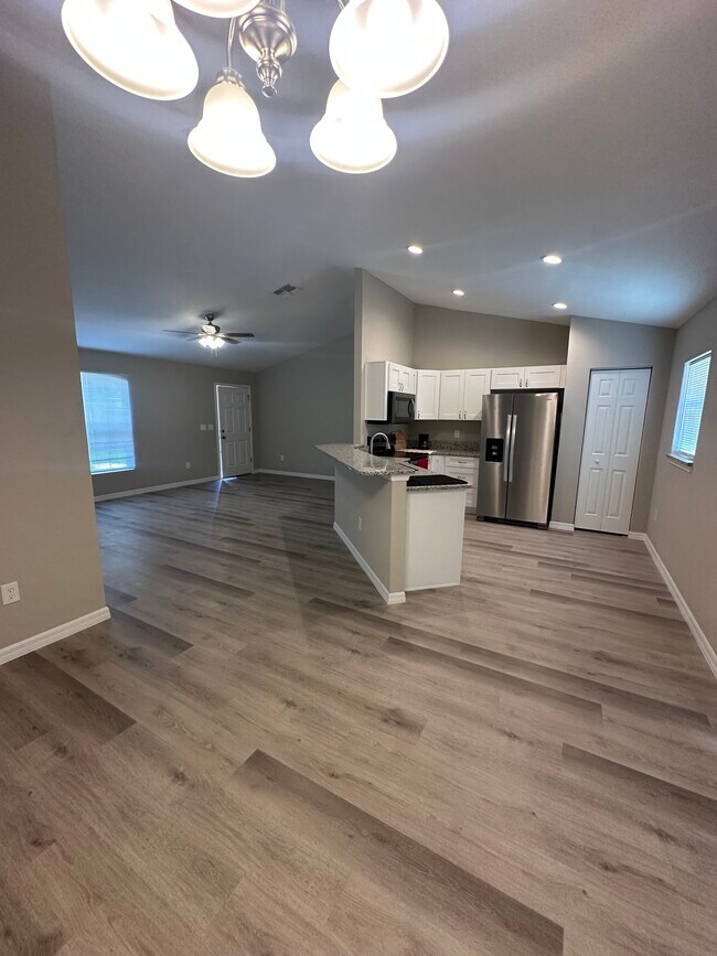 Building Photo - 4 Dogwood Drive Run