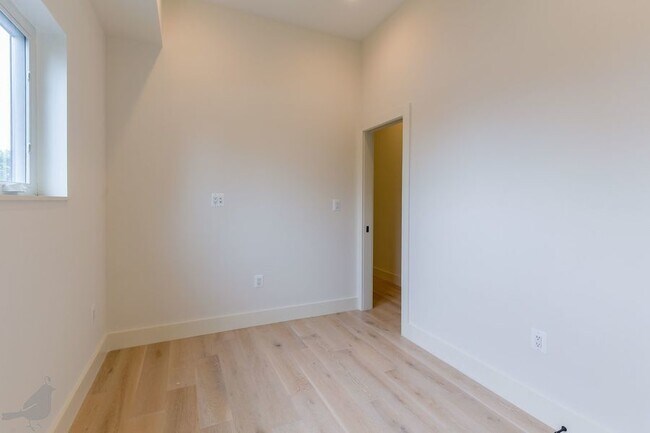 Building Photo - Modern 4 Bedroom Penthouse in Nest to Unio...