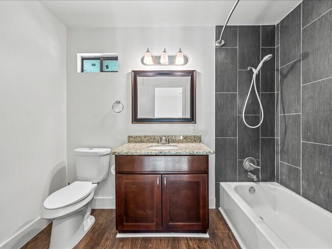 Building Photo - Spacious 3-Bedroom Home Near Medical Cente...