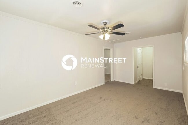 Building Photo - 4 Bedroom Pet-Friendly Home in Grandview, ...