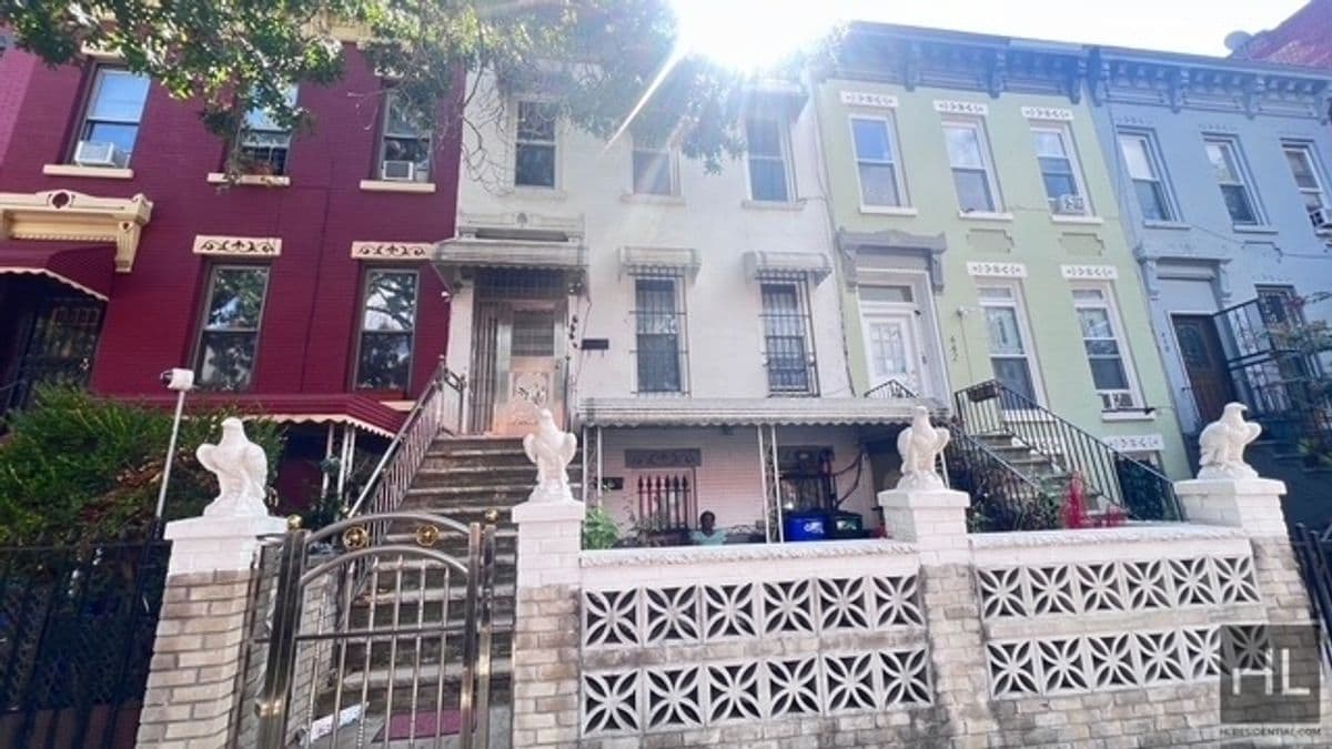 Building Photo - 444 Halsey St