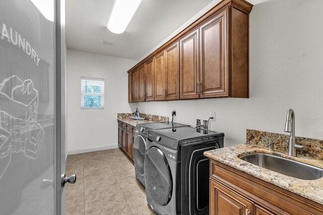 Building Photo - RV GARAGE | Single Story | Furnished Or Unfurnished