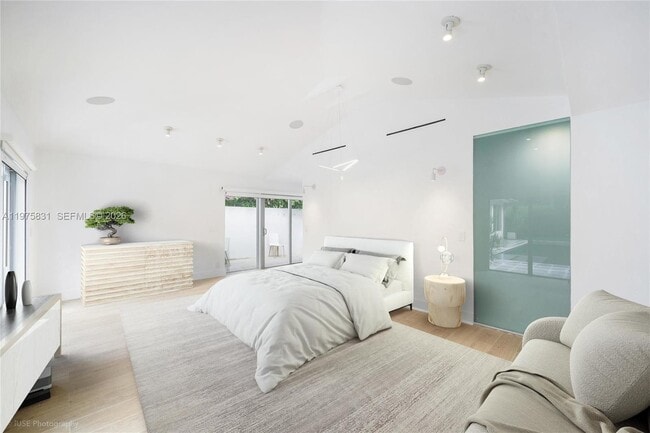 Building Photo - 555 NE 52nd Terrace