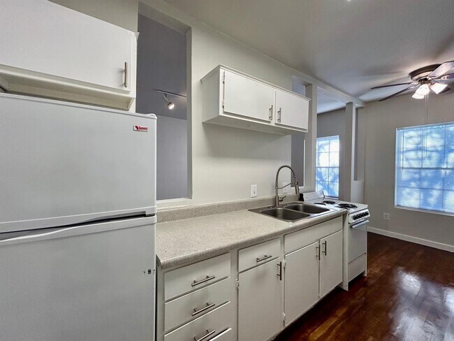 Building Photo - 4021 Mandell St