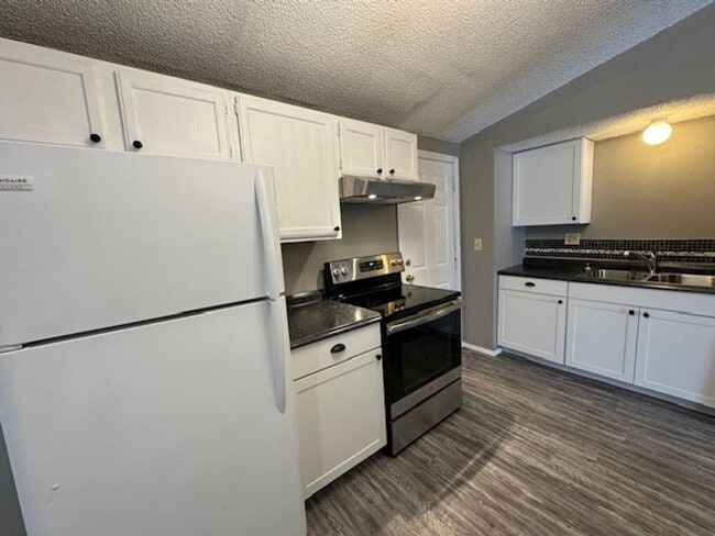 Building Photo - All New Inside, 3 bed 2 bath , no carpet, detached garage and fenced yard in Norman!