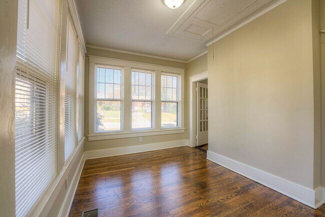 Building Photo - Gorgeous, renovated Midtown 3/1.