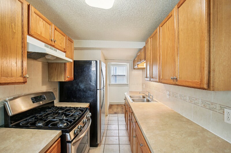 Building Photo - 726 S Oak St