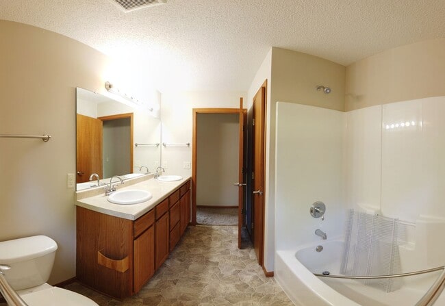 Building Photo - One Level 2 Bedroom Townhome