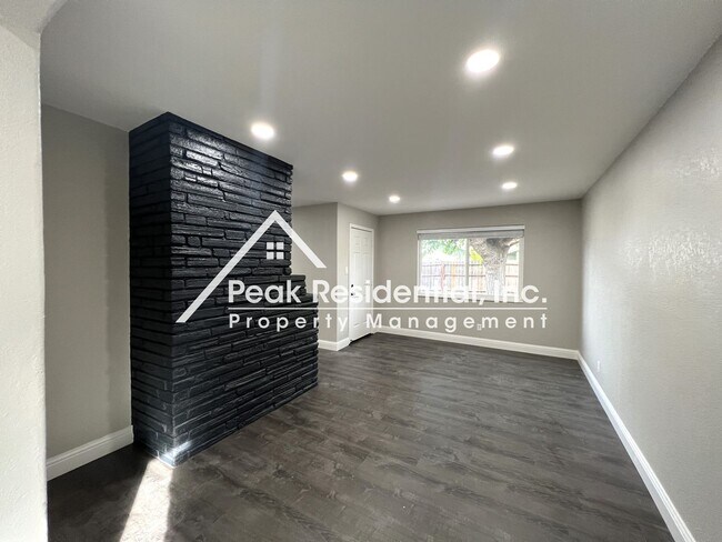 Building Photo - Beautifully Updated 3bd/2ba Home with 2 Car Garage!