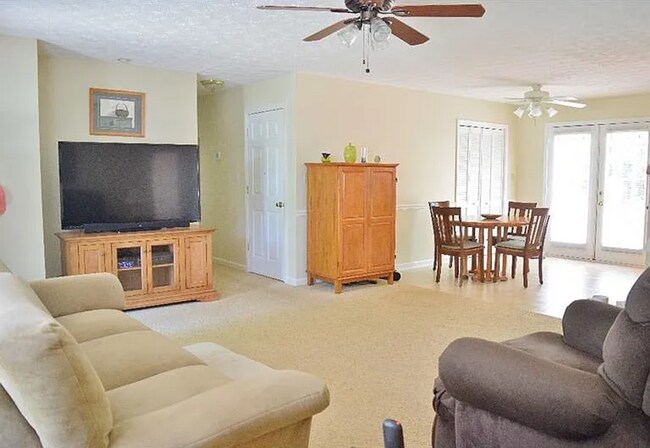 Building Photo - Spacious 3-Bedroom Home with Huge Daylight...