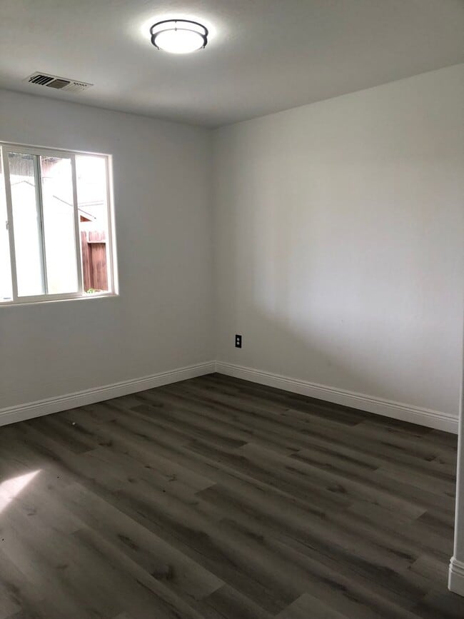 Building Photo - Southwest Bakersfield Home