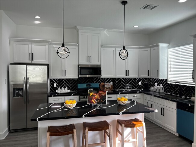 Building Photo - 8533 Amadwe St