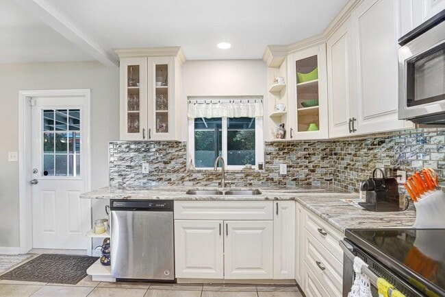 Building Photo - 6703 N River Blvd