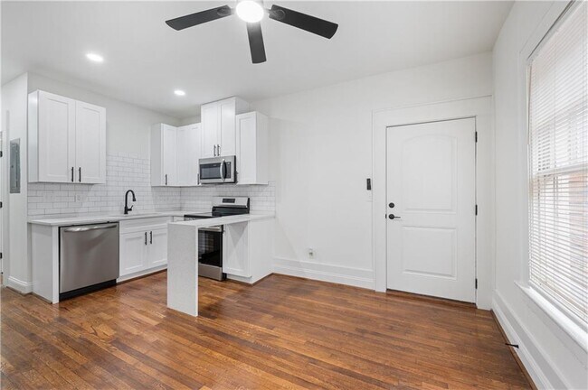 Building Photo - 405 4th St NE