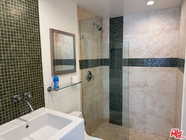 Building Photo - 723 Westmount Dr