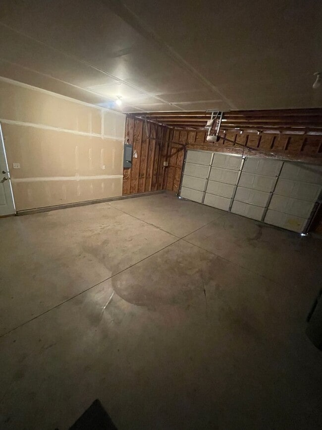 Building Photo - Charming 3 bed 2 bath in Five Mile Prairie! Half off first months rent!