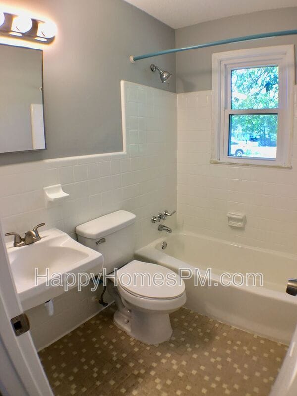 Building Photo - 1559 Brookbank Ave