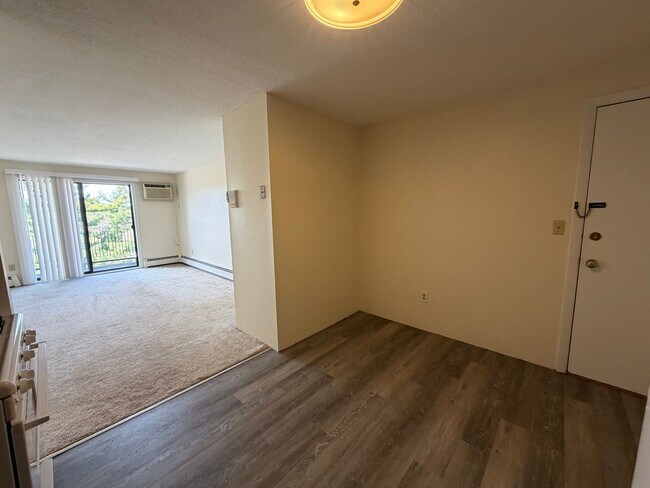 Building Photo - Bright 2BR Condo with Balcony, Pool & Heat Included – Prime Commuter Location