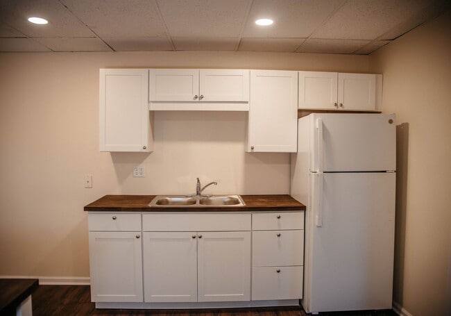 Building Photo - 5972 Pine St