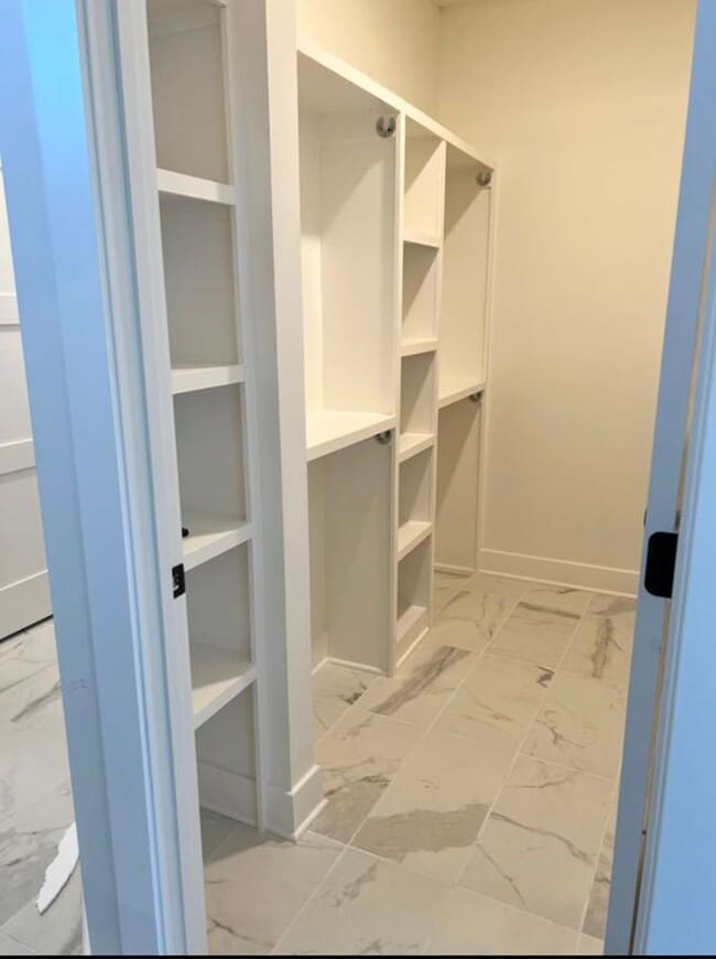 Building Photo - 104-106 Oakwood Ct