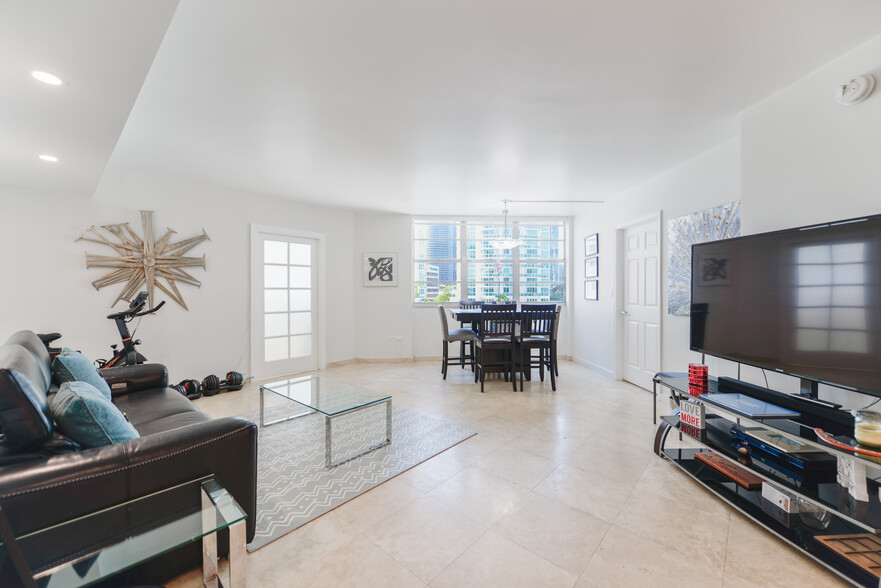 Building Photo - 905 Brickell Bay Dr